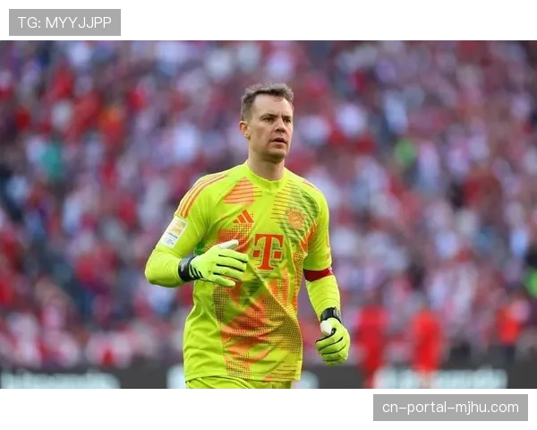 特写：手术后首次回归替补席，诺伊尔与乌尔赖希交流的画面